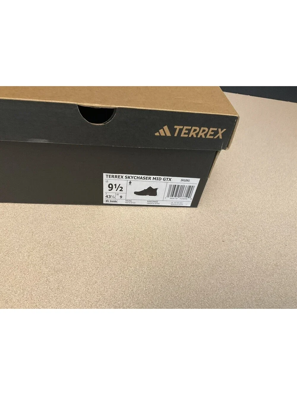 NEW! MENS ADIDAS TERREX SKYCHASER MID GTX GORE-TEX SHOES. SIZE 9.5. AWESOME!
